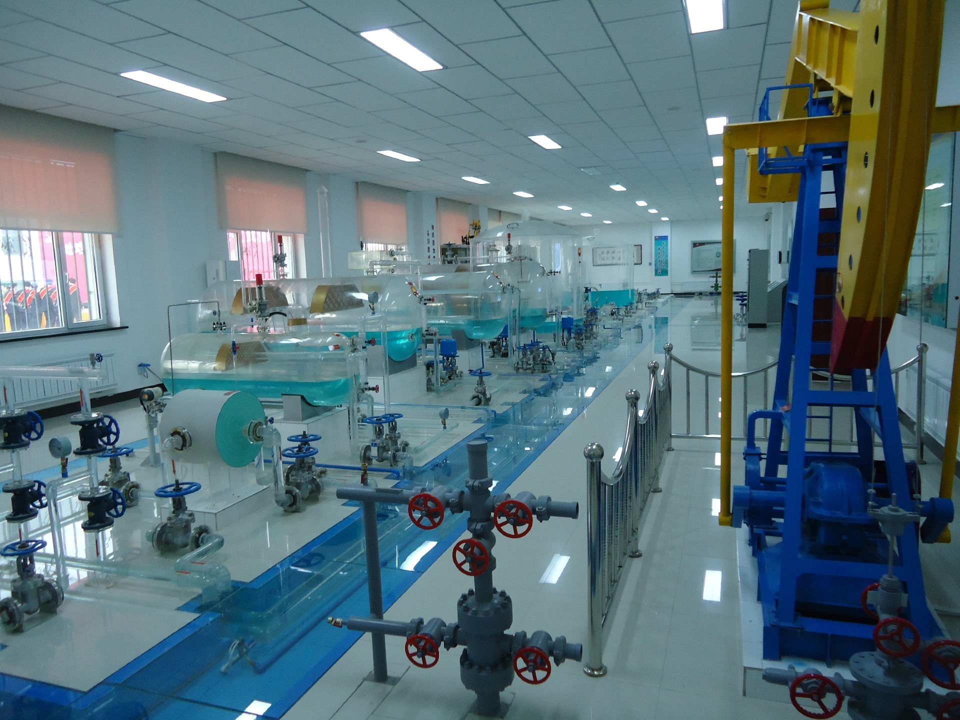 石油设备开采教学仿真实训模型、石油井架教学动态模型实训室、石油压裂现场场景沙盘