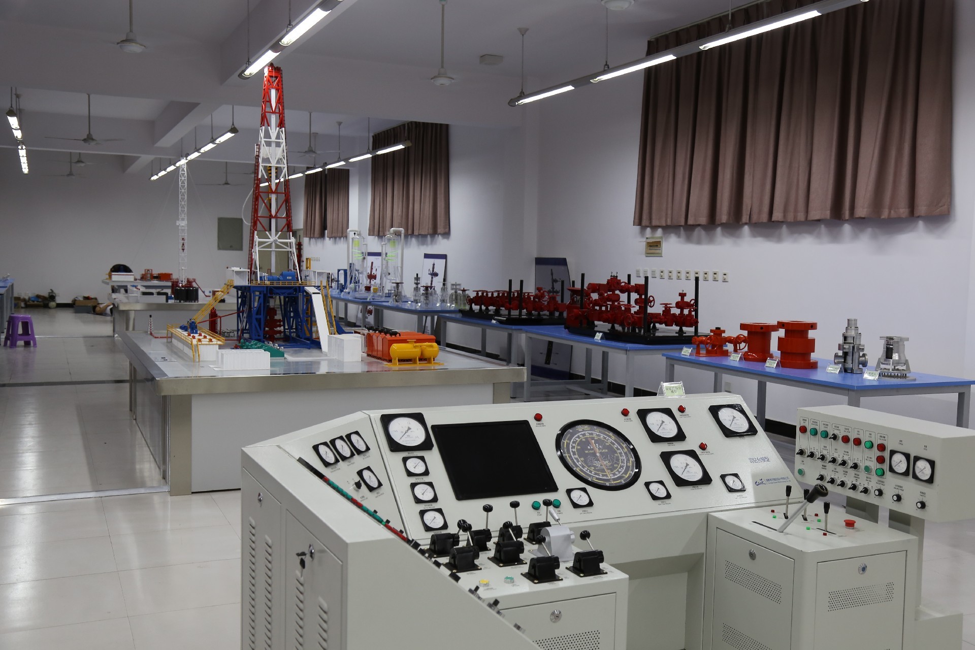 石油钻探设备实训室 (25).JPG